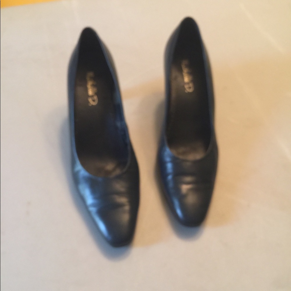 Shoes - Picture 3 of 7